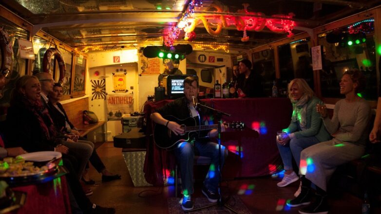 Livemusik im Innenraum eines Bootes.