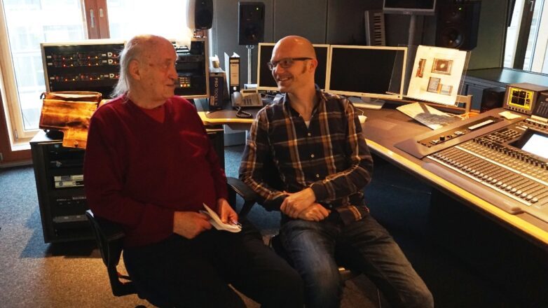 Hans Kahlert und Simon Brunke in einem Aufnahmestudio.