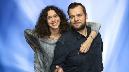 Elke Wiswedel und Jens Marhold © NDR Marcel Schaar Fotografie Elke Wiswedel und Jens Marhold vor hellblauem Hintergrund.