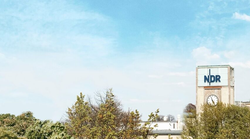 Blick auf das Gebäude des NDRs vor blauem Himmel.