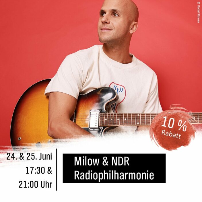 Milow © Rachel Shraven Porträt des Sängers Milow mit Gitarre vor rotem Hintergrund. Schrift auf dem Bild: Milow & NDR Radiophilharmonie am 24. und 25. Juni um 17:30 und 21 Uhr. 10% Rabatt.