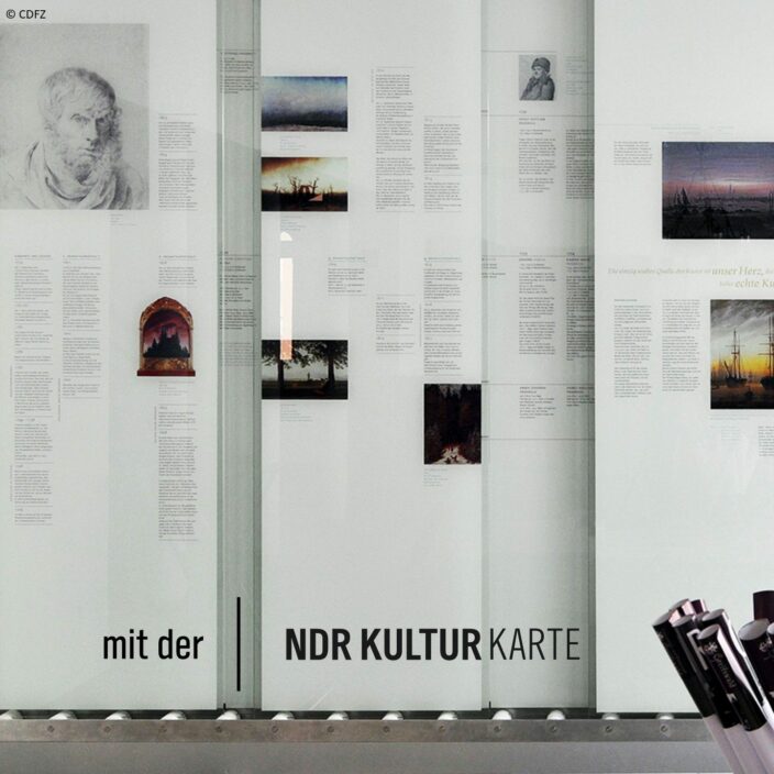 Ausstellungstafeln in einem Museum mit Bildern und Texten zu Caspar David Friedrich