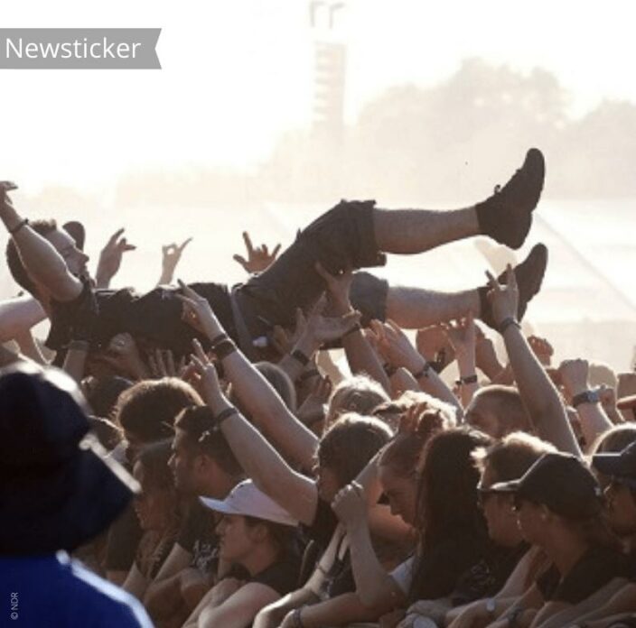 Festival Kit NDR Zeit für Kultur Ein Mann crowdsurfed bei einem Festival.