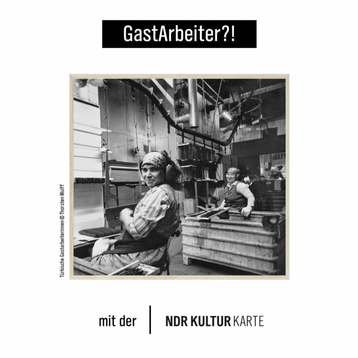 Schwarz-weiß Fotografie von zwei Gastarbeiterinnen in einer Fabrik.