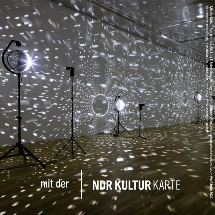 Mischa Kuball, five planets, 2015, Je 5 Spiegelkugeln, Drehmotoren, Gobostrahler, Installationsansicht Kunstmuseum Wolfsburg 2021 © Archiv Mischa Kuball, Düsseldorf / VG Bild-Kunst, Bonn 2021, Foto: Marek Kruszewski