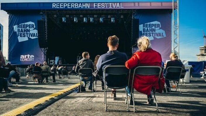 Reeperbahnfestival © NDR Menschen sitzen bei dem Reeperbahnfestival vor einer Bühne.