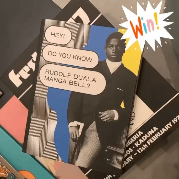 © MARKK Hamburg Der Ausstellungskatalog der Duala Manga Bell Ausstellung wird durchgeblättert.