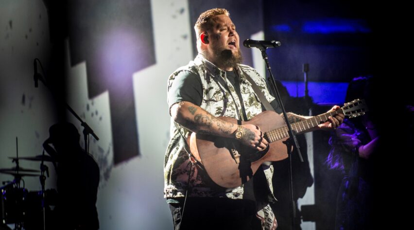 Rag'n'Bone Man beim Deutschen Radiopreis mit Gitarre auf der Bühne.